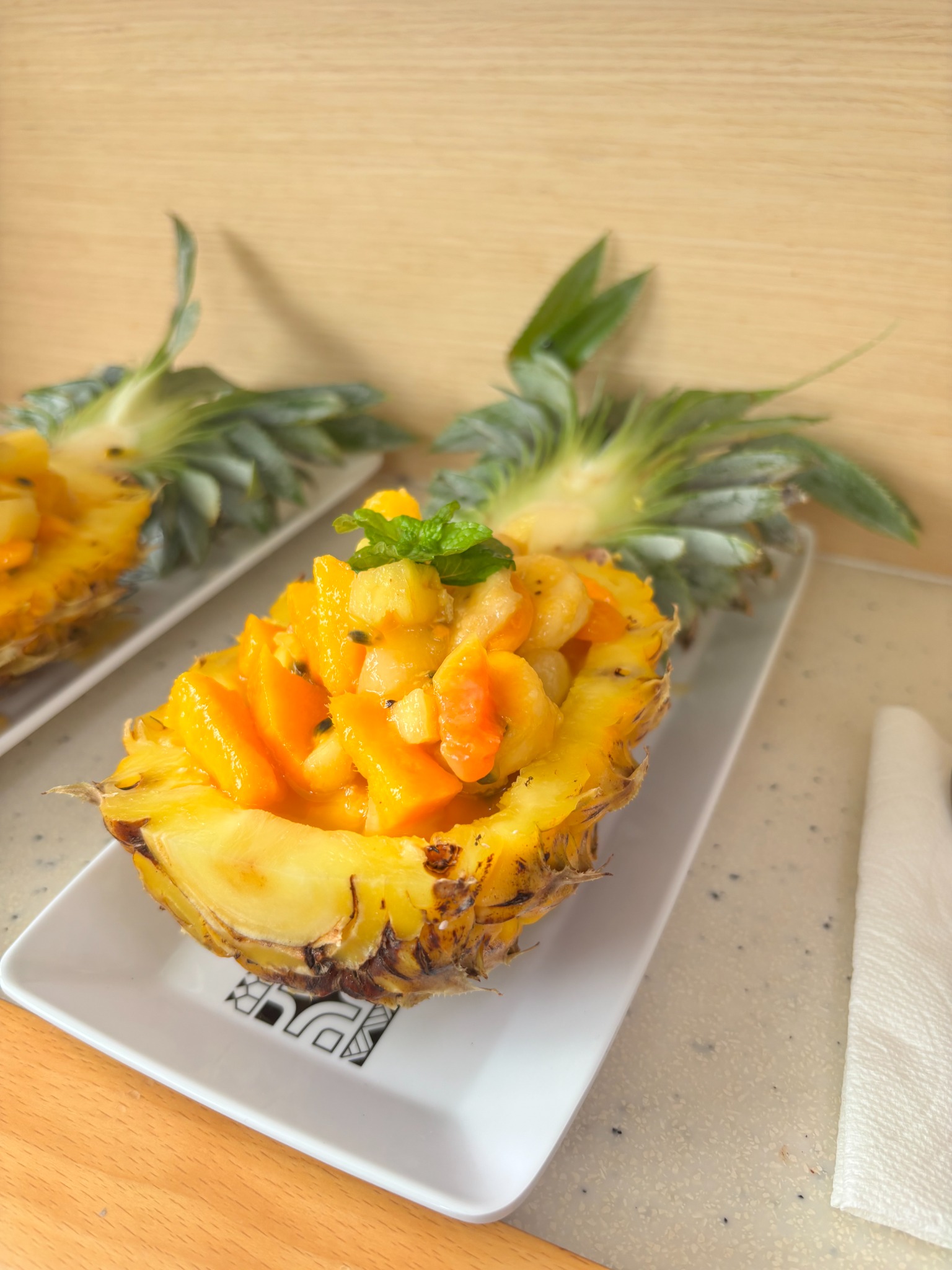 Fruits tropicaux frais présentés dans un demi-ananas