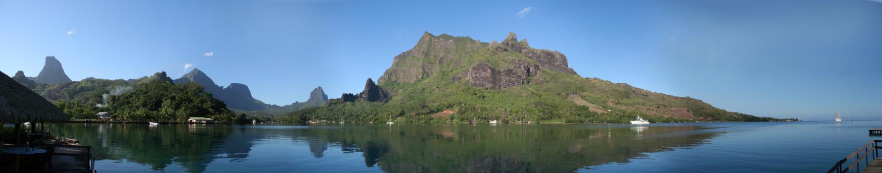 Vue panoramique ensoleillée de la baie de Cook à Moorea, avec ses eaux calmes et ses montagnes sous un ciel bleu