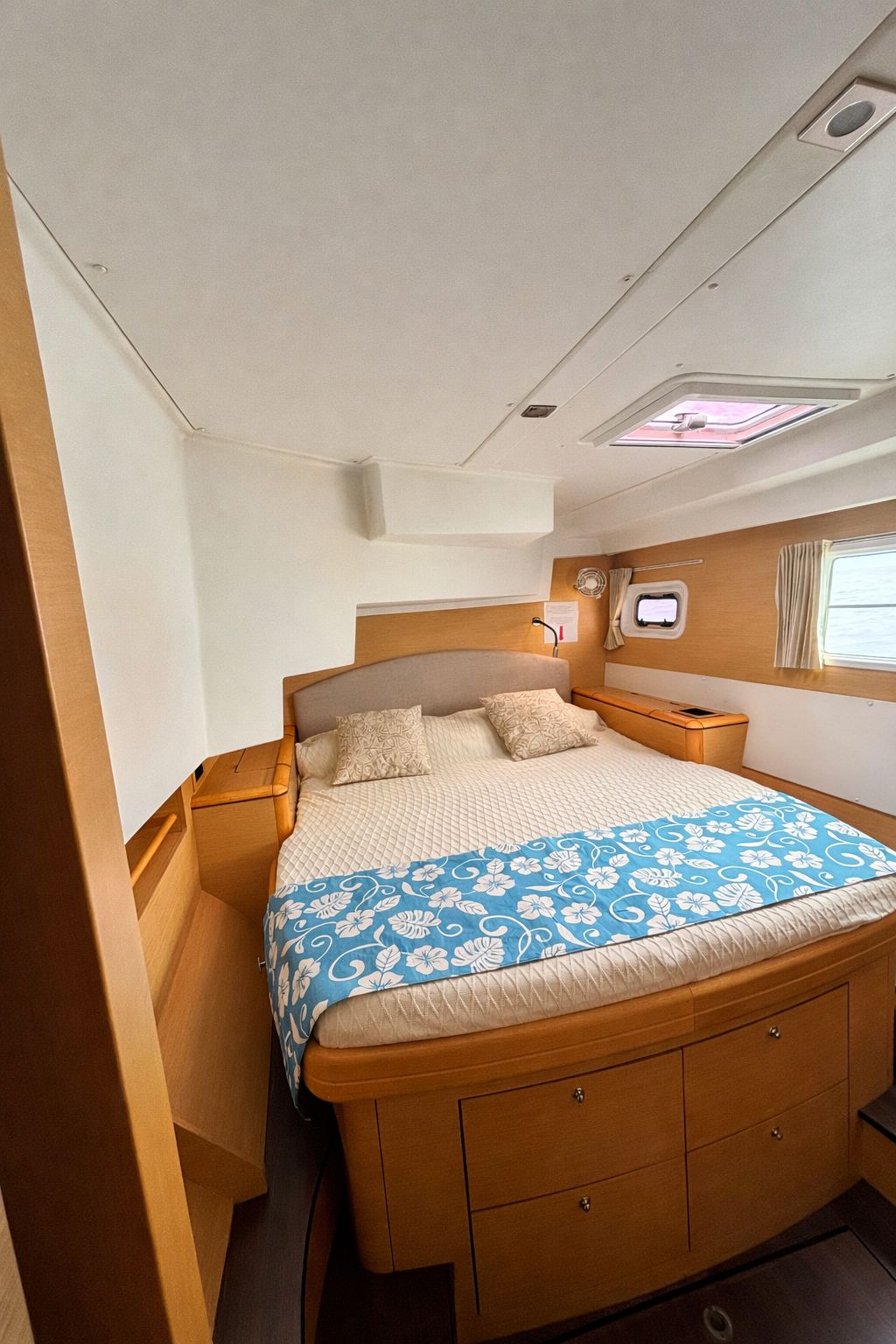 Cabine double avec chemin de lit bleu à motifs floraux polynésiens