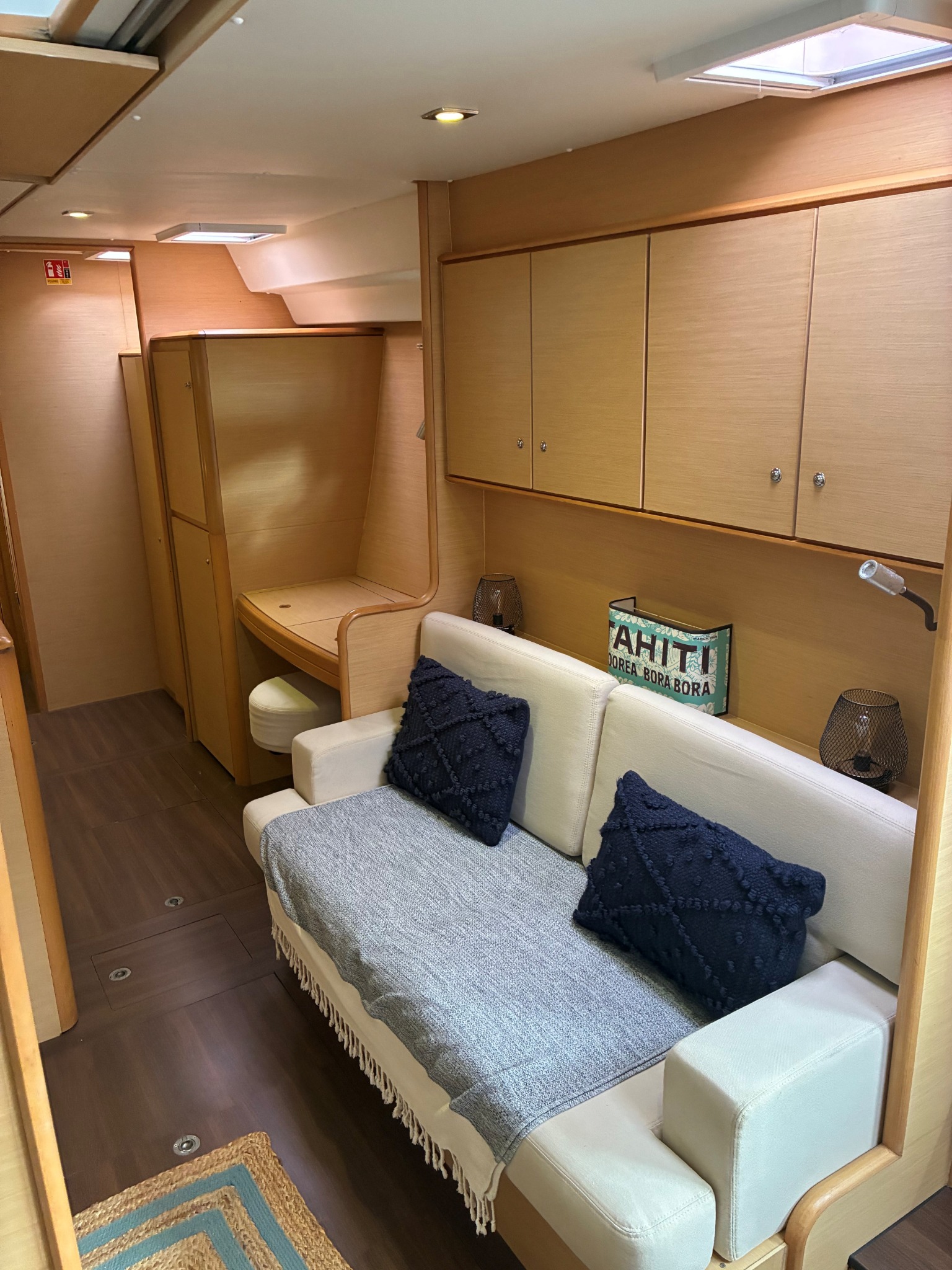 Coin salon paisible avec coussins et rangements en bois