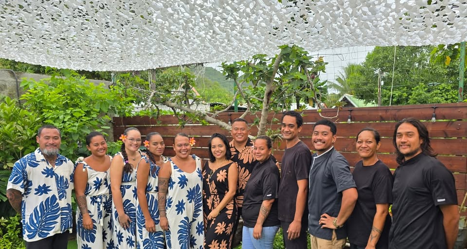 Portrait de groupe au restaurant KE’IKI à Moorea